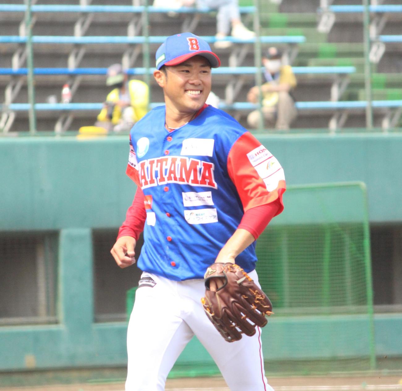 BC・栃木対BC・埼玉　初回を無失点で切り抜け、笑顔でベンチに戻るBC・埼玉の由規（撮影・保坂恭子）