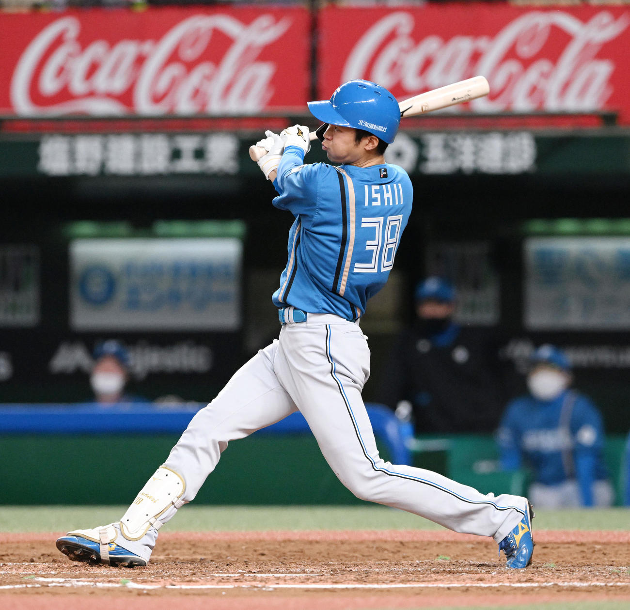 西武対日本ハム　5回表日本ハム1死二塁、石井は2点本塁打を放つ（撮影・滝沢徹郎）