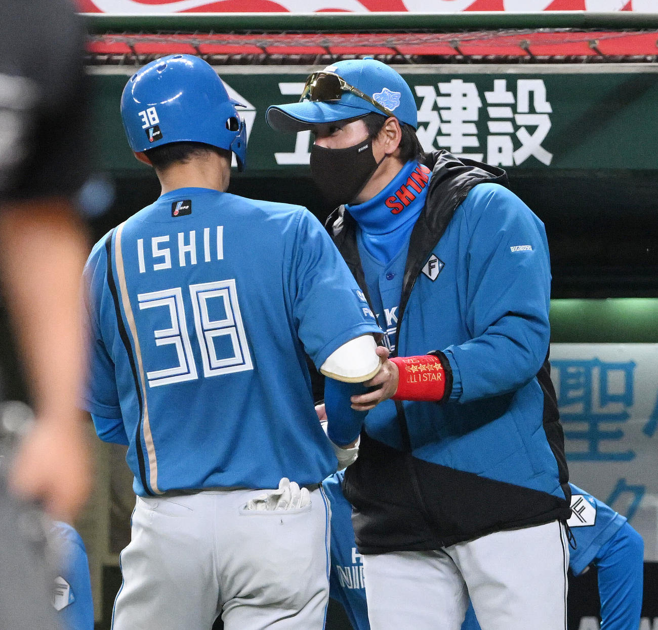 西武対日本ハム　5回表日本ハム1死二塁、2点本塁打を放った石井（左）と話す新庄監督（撮影・滝沢徹郎）