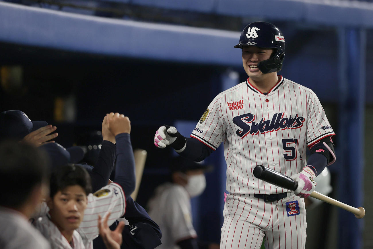 ヤクルト対広島　6回裏ヤクルト1死、左越え本塁打を放ちナインに迎えられる浜田（右）（撮影・前田充）