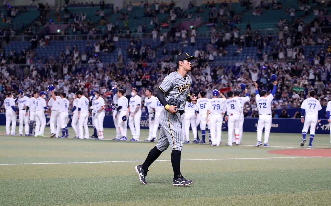 中日対阪神　中日にサヨナラ負けとなりベンチへ引き揚げる佐藤輝（撮影・加藤哉）