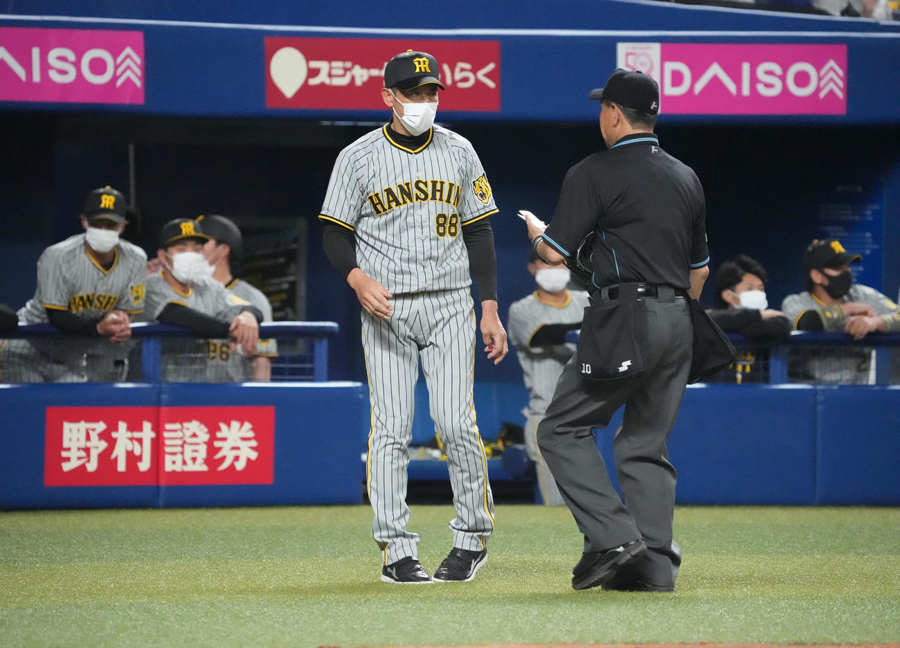 中日対阪神　5回裏中日2死二塁、投手交代を告げる矢野監督（撮影・森本幸一）