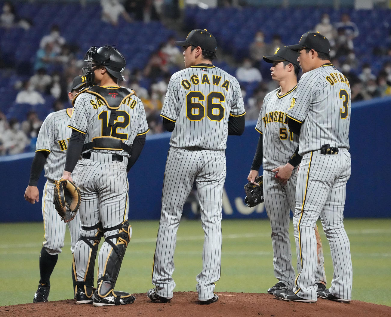中日対阪神　5回裏中日2死二塁、マウンドを降りる小川（中央）（撮影・森本幸一）
