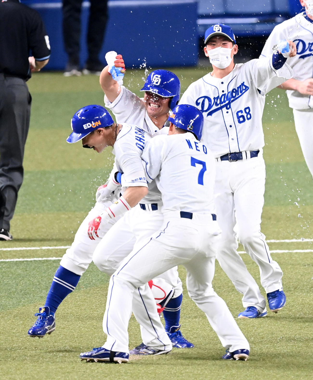 中日対阪神　10回裏中日1死一、二塁、大島は中前サヨナラ打を放ち根尾（背中）、平田（奥）の手洗い祝福を受ける（撮影・前岡正明）