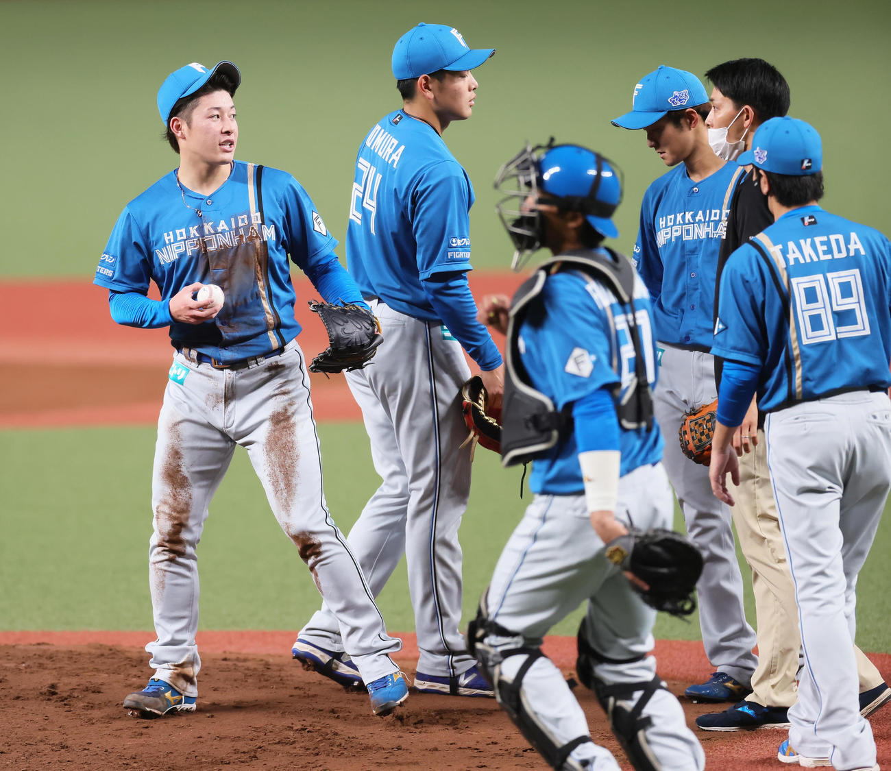 西武対日本ハム　5回裏西武1死、好守備を見せた吉田（左端）は泥だらけでマウンドに戻る（撮影・足立雅史）