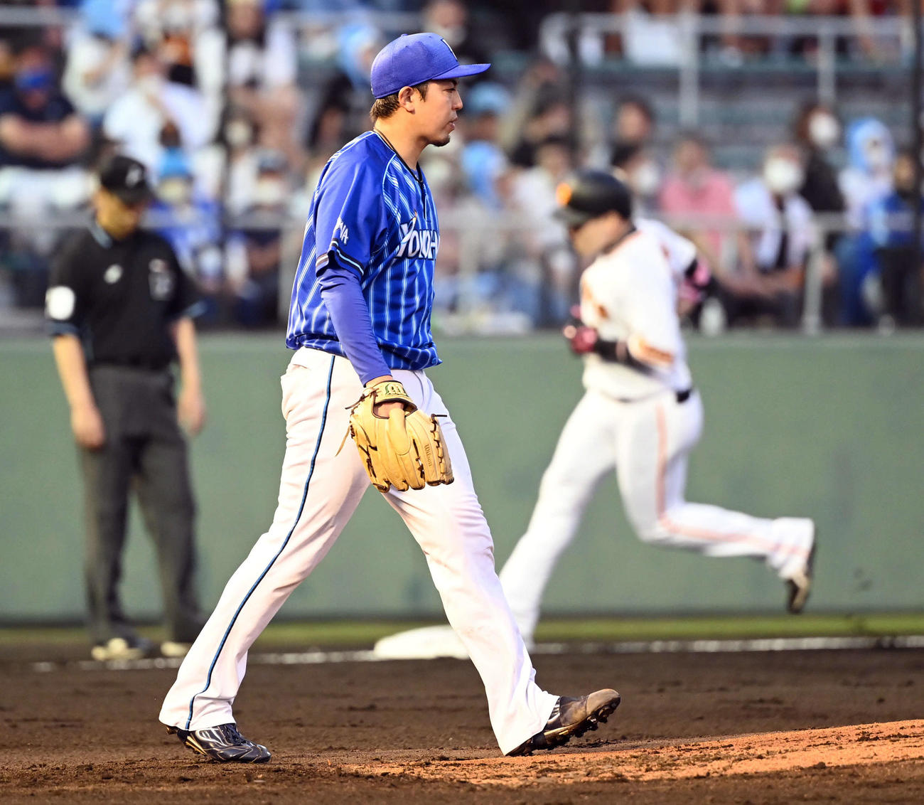 巨人対DeNA 3回裏巨人2死一、二塁、丸佳浩に3点本塁打を浴びる東（撮影・たえ見朱実）