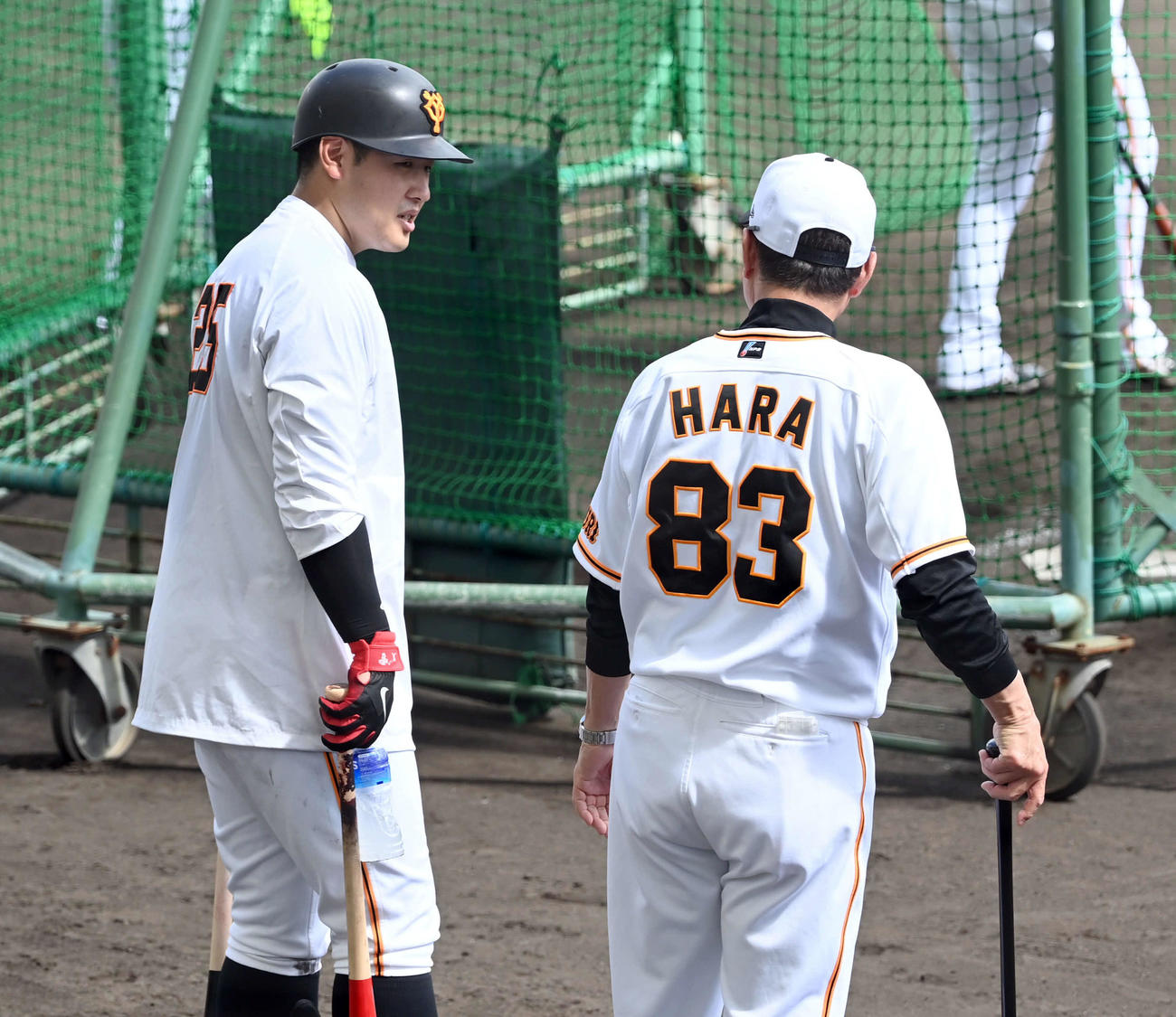 巨人対DeNA　原監督と話をする巨人岡本和（撮影・たえ見朱実）