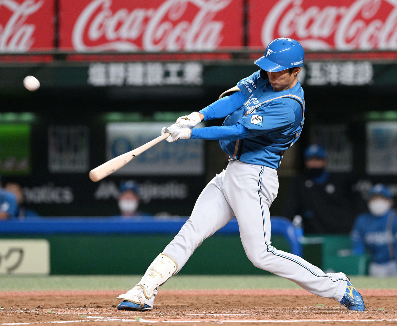 西武対日本ハム　5回表日本ハム1死二塁、石井は2点本塁打を放つ（撮影・滝沢徹郎）
