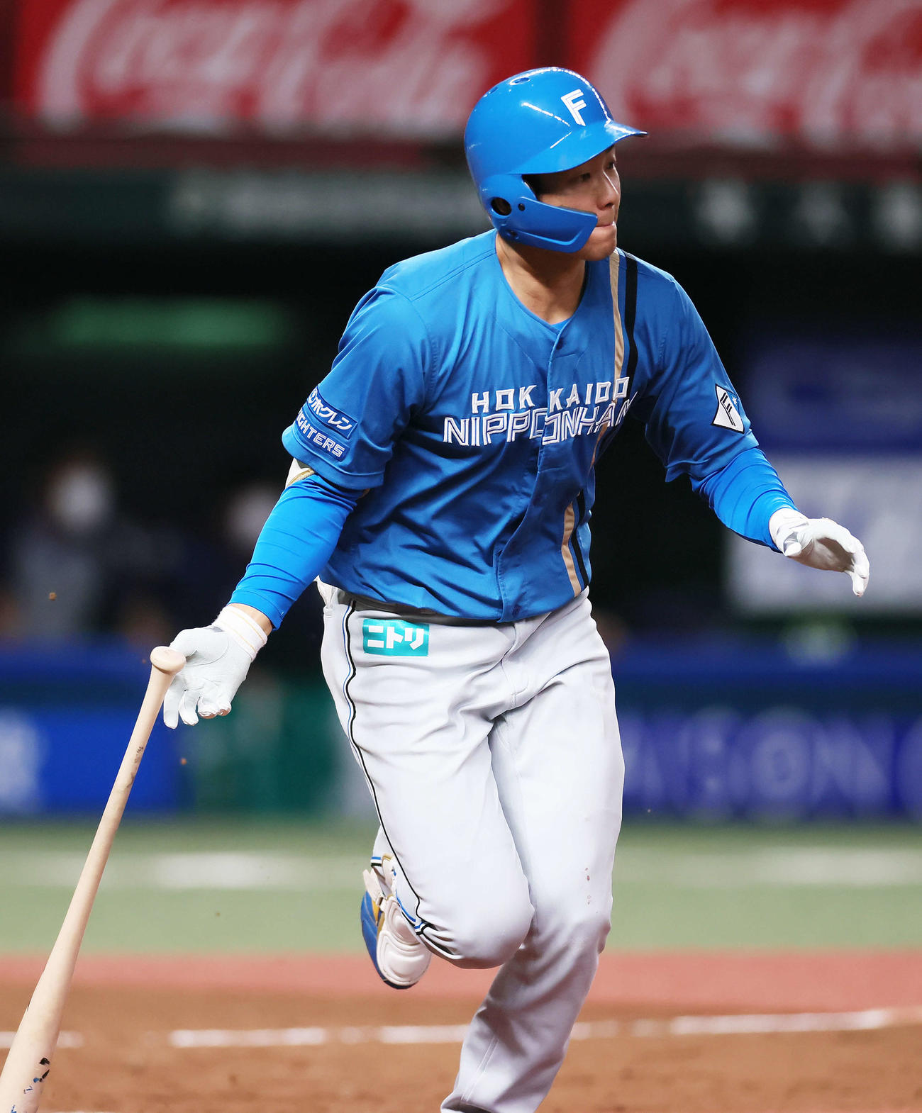 西武対日本ハム　5回表日本ハム1死二塁、右越え2点本塁打を放つ石井（撮影・足立雅史）