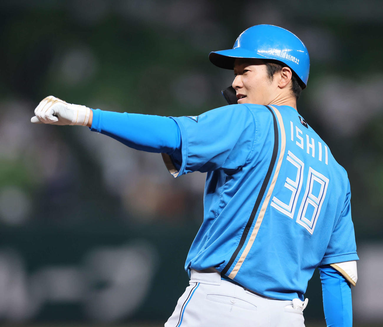 西武対日本ハム　7回表日本ハム無死二塁、石井は中前適時打を放ち喜ぶ（撮影・足立雅史）