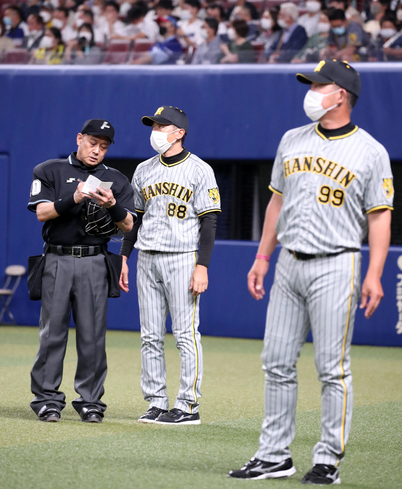 中日対阪神　8回裏を前に選手交代を告げる矢野監督。右は井上ヘッドコーチ（撮影・加藤哉）