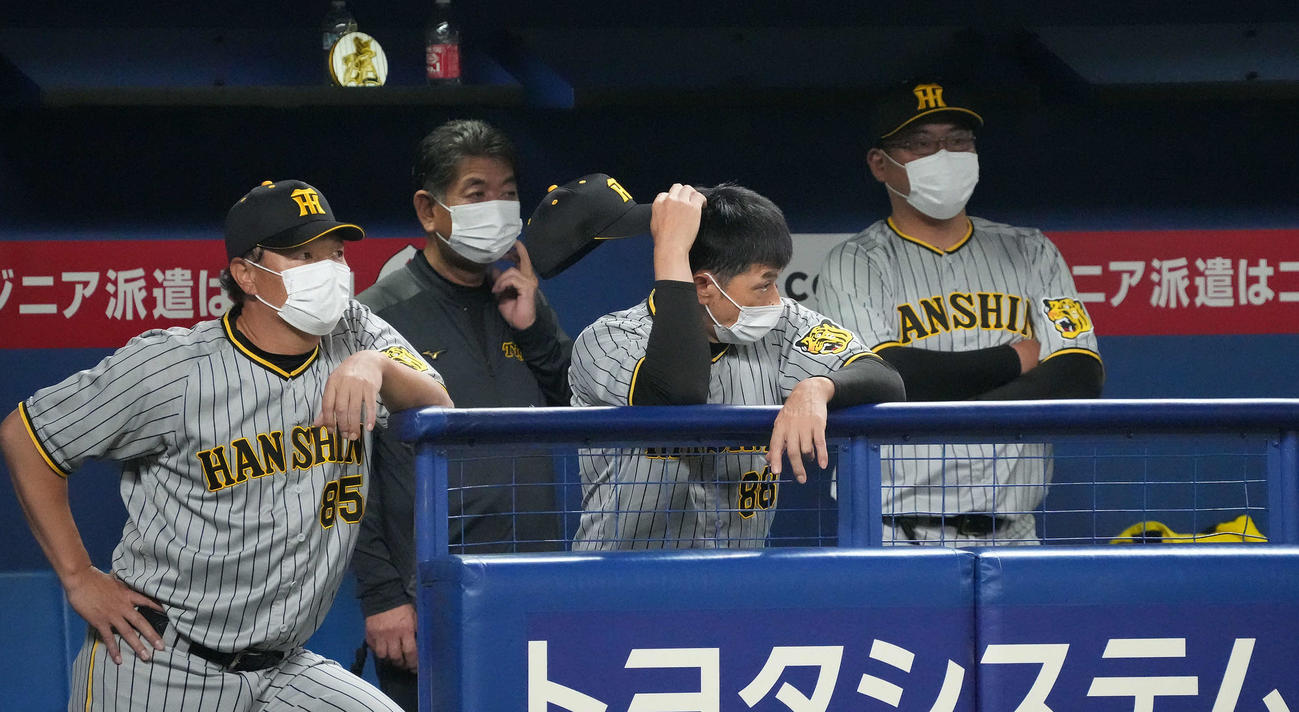 中日対阪神　4回裏、ベンチでさえない表情を見せる矢野監督（中央）（撮影・森本幸一）