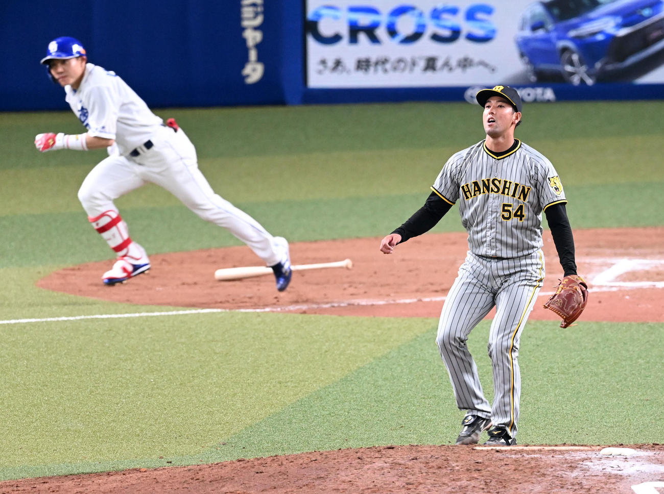 中日対阪神　10回裏中日1死一、二塁、大島に中前にサヨナラ打を打たれがっくりする加治屋（撮影・前岡正明）