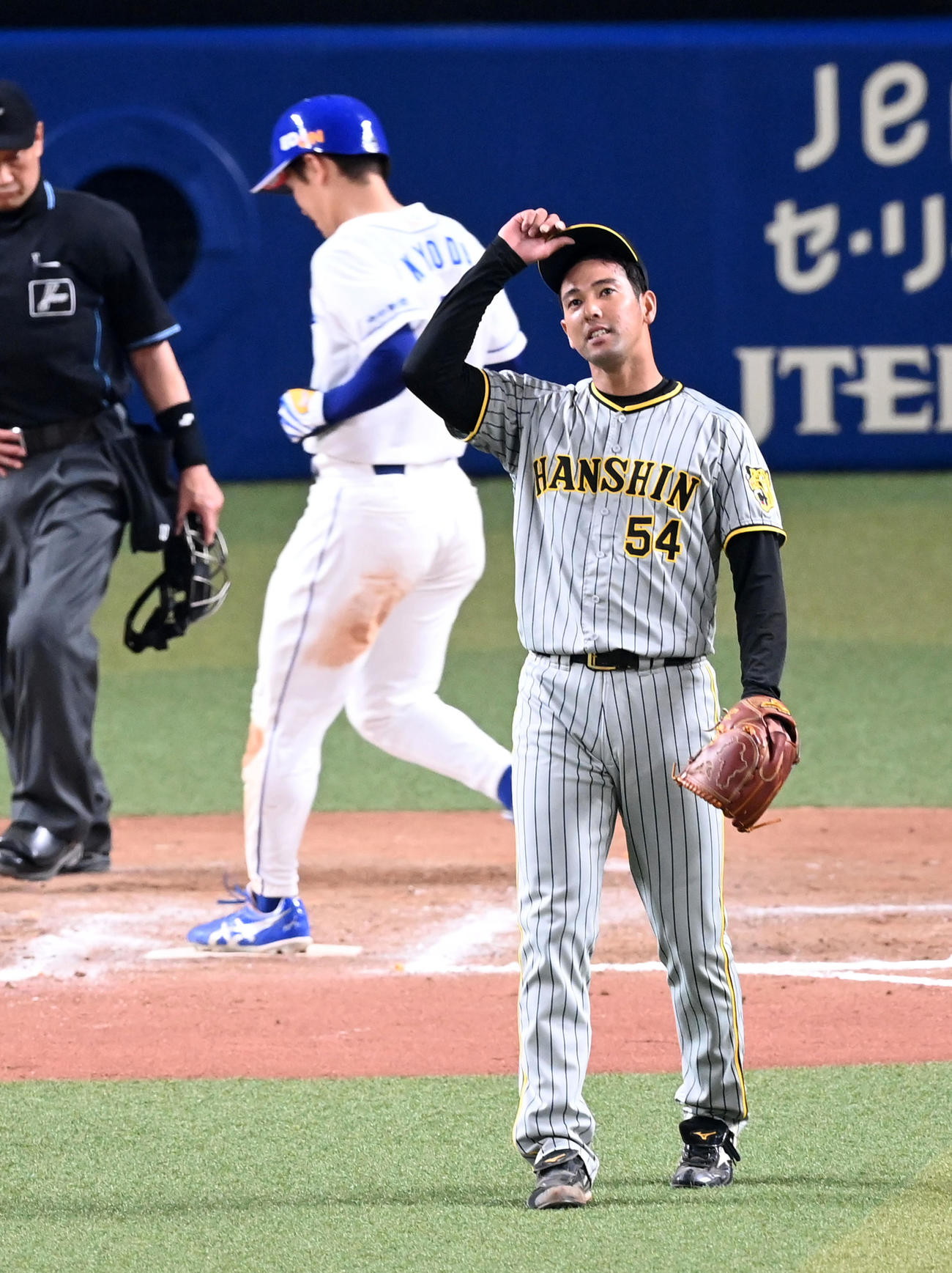 中日対阪神　10回裏中日1死一、二塁、加治屋は大島に右中間にサヨナラ適時打を浴びる。後方は生還する京田（撮影・前岡正明）