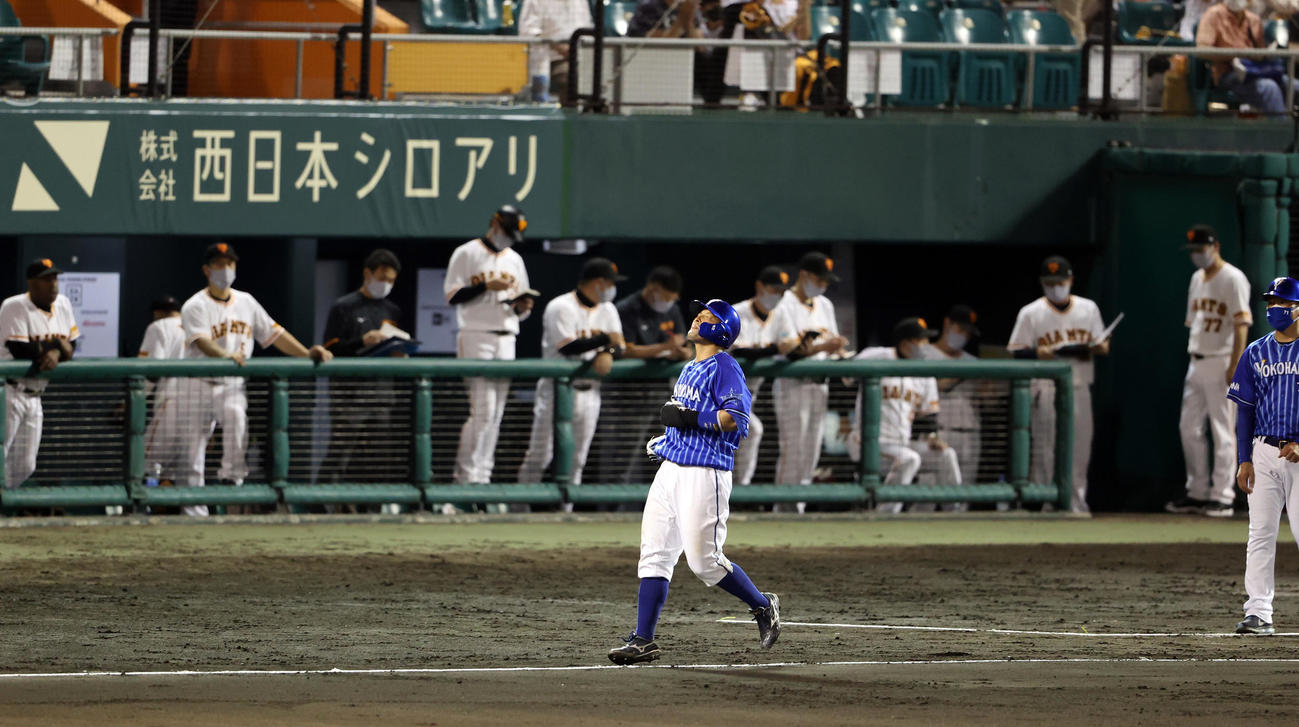 巨人対DeNA 8回表DeNA2死二塁、遊ゴロに打ち取られ、天を仰ぎ悔しがるDeNA嶺井（撮影・狩俣裕三）