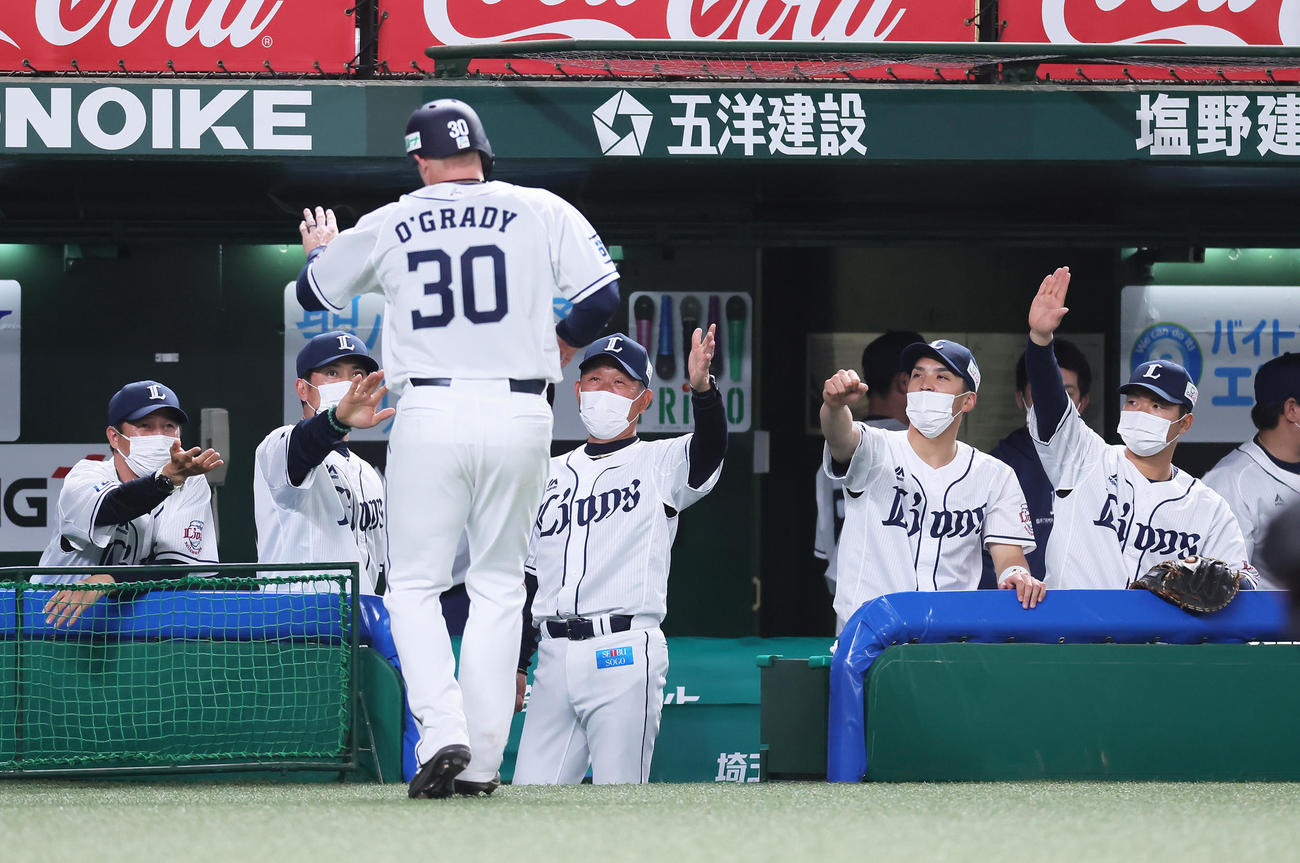 西武対日本ハム　3回裏西武2死三塁、外崎の中前適時打で生還したオグレディ（背番号30）を迎える辻監督（中央）ら（撮影・足立雅史）