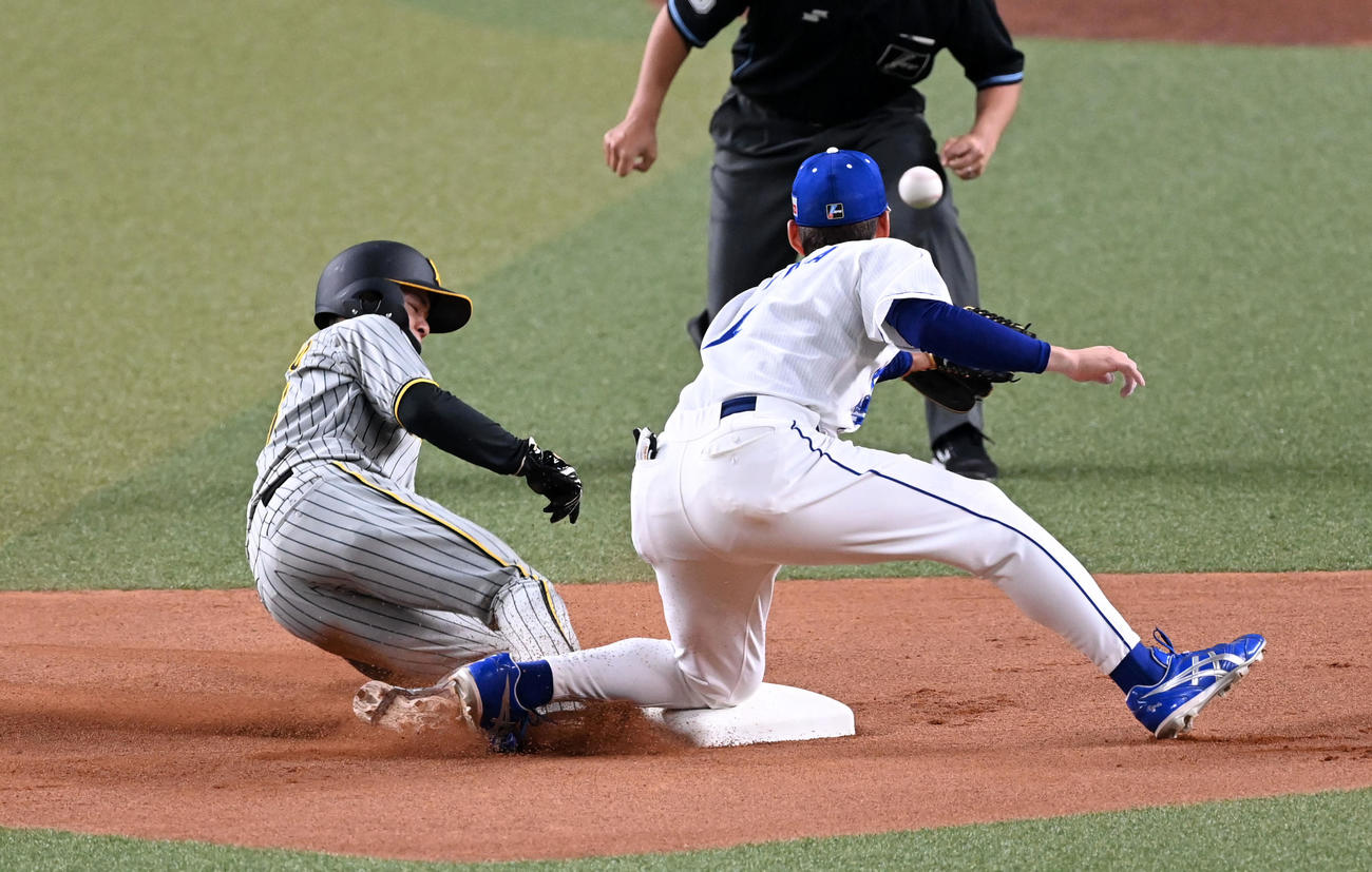 中日対阪神　1回表阪神2死一塁、中野は二盗に成功し、送球がそれる間に三塁に進む（撮影・前岡正明）