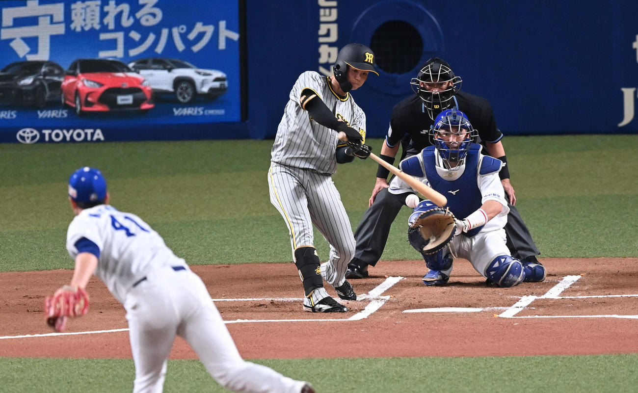 中日対阪神　1回表阪神1死、中野は右前打を放つ。投手勝野（撮影・前岡正明）