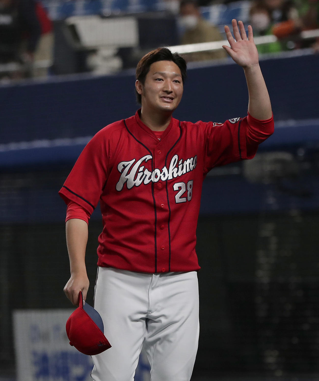 ヤクルト対広島　ヤクルトに勝利し、声援に応える広島床田（撮影・前田充）