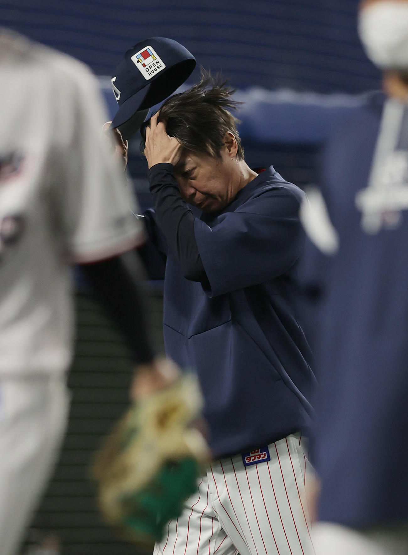 ヤクルト対広島　5回、選手交代を告げてベンチへ戻るヤクルト高津監督（撮影・前田充）