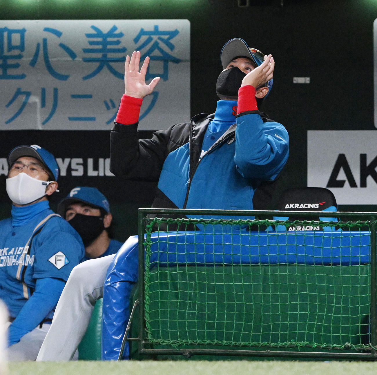 西武対日本ハム　7回表日本ハム1死二塁、万波の三飛となった打球を見つめる新庄監督（撮影・滝沢徹郎）