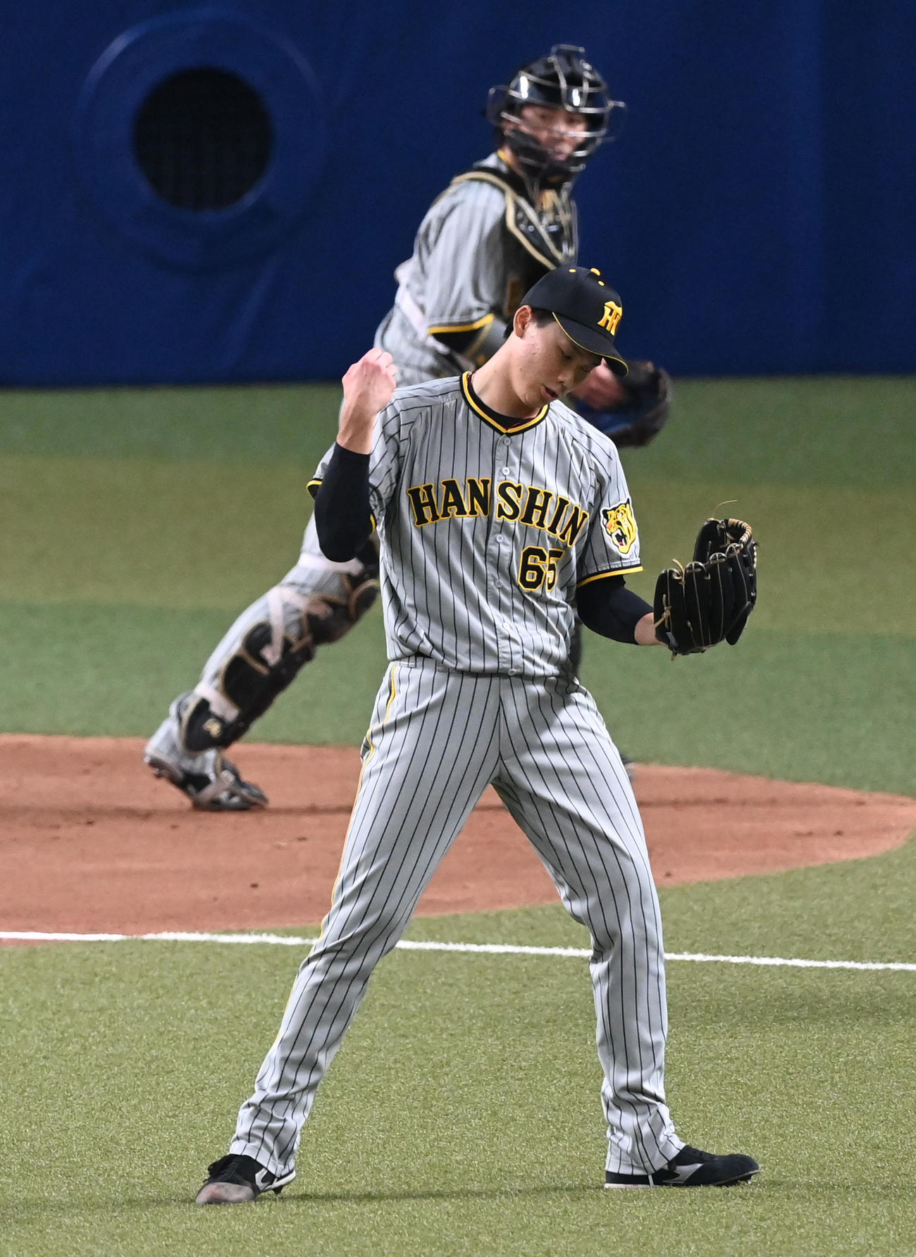 中日対阪神　8回、中日を3人で抑えグラブをたたく湯浅（撮影・前岡正明）