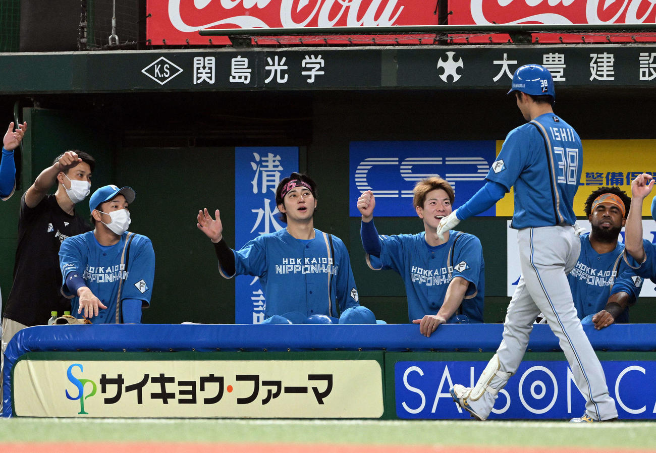 西武対日本ハム　5回表日本ハム1死二塁、2点本塁打を放った石井（右手前）を祝福するナイン（撮影・滝沢徹郎）