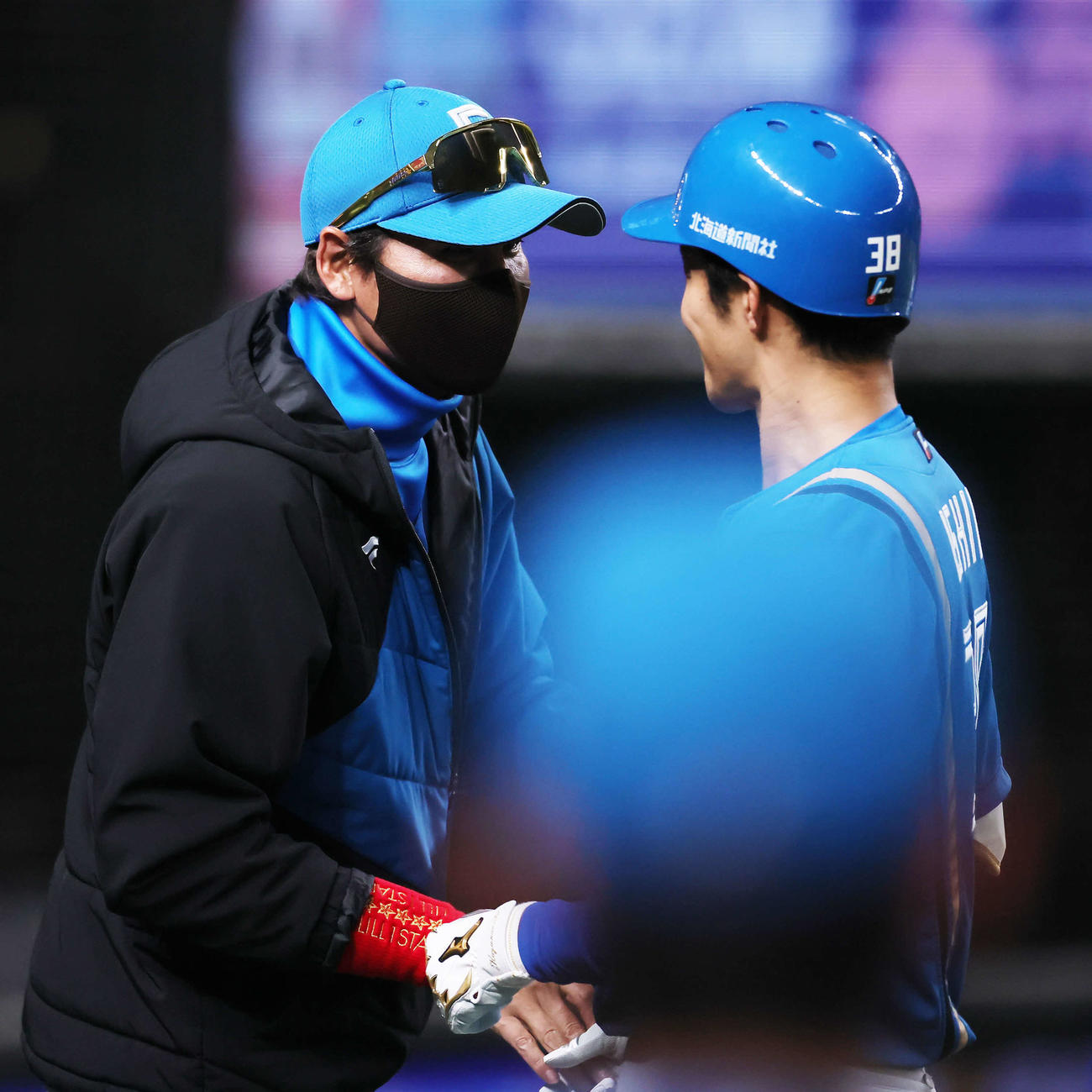西武対日本ハム　5回表日本ハム1死二塁、右越え2点本塁打を放った石井（右）を迎える新庄監督（撮影・足立雅史）