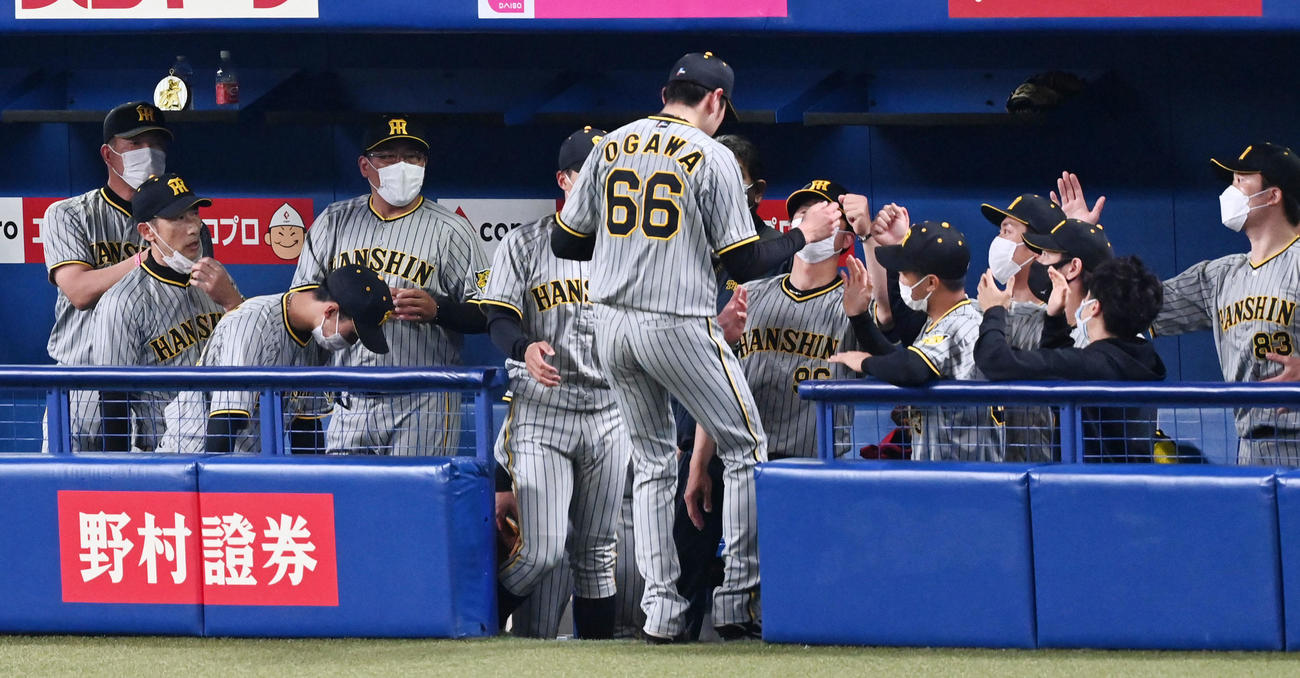 中日対阪神　5回裏阪神2死二塁、降板した小川（中央）に声を掛ける矢野監督（左から2人目）と拍手で迎える阪神ナイン（撮影・前岡正明）