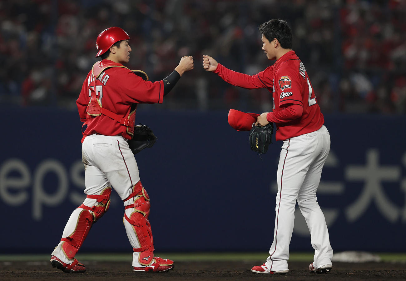 ヤクルト対広島　ヤクルトに勝利しグータッチを交わす広島会沢（左）と栗林（撮影・前田充）