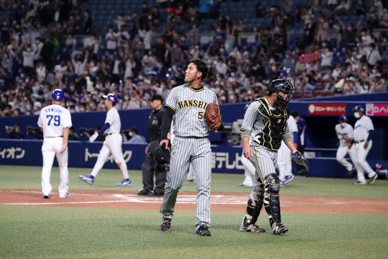 中日対阪神　10回裏中日1死一、二塁、加治屋は大島に右前サヨナラ適時打を打たれベンチへ引き揚げる。右は梅野（撮影・加藤哉）
