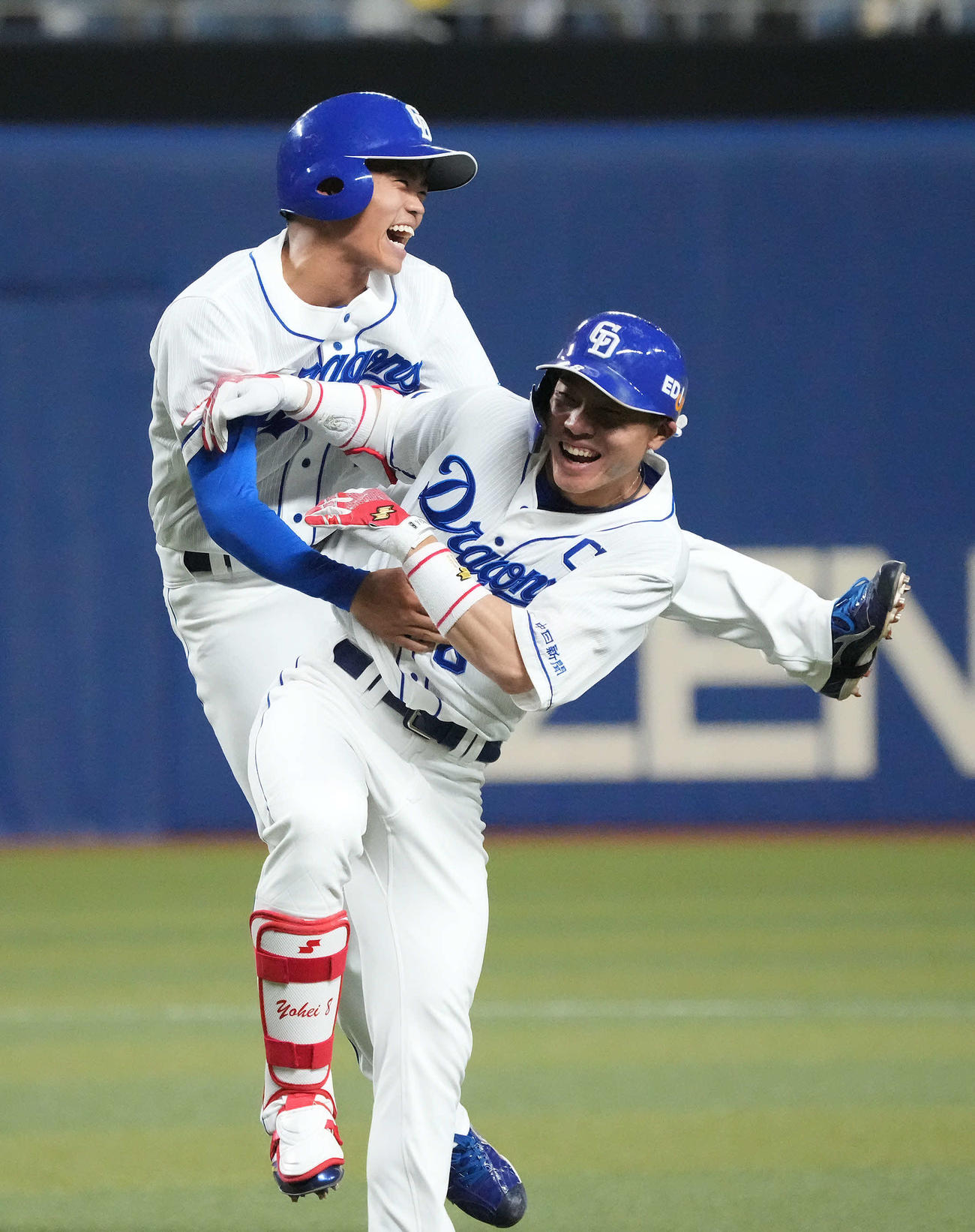中日対阪神　10回裏中日1死一、二塁、右中間へサヨナラ打を放ち根尾（左）と喜ぶ大島（撮影・森本幸一）