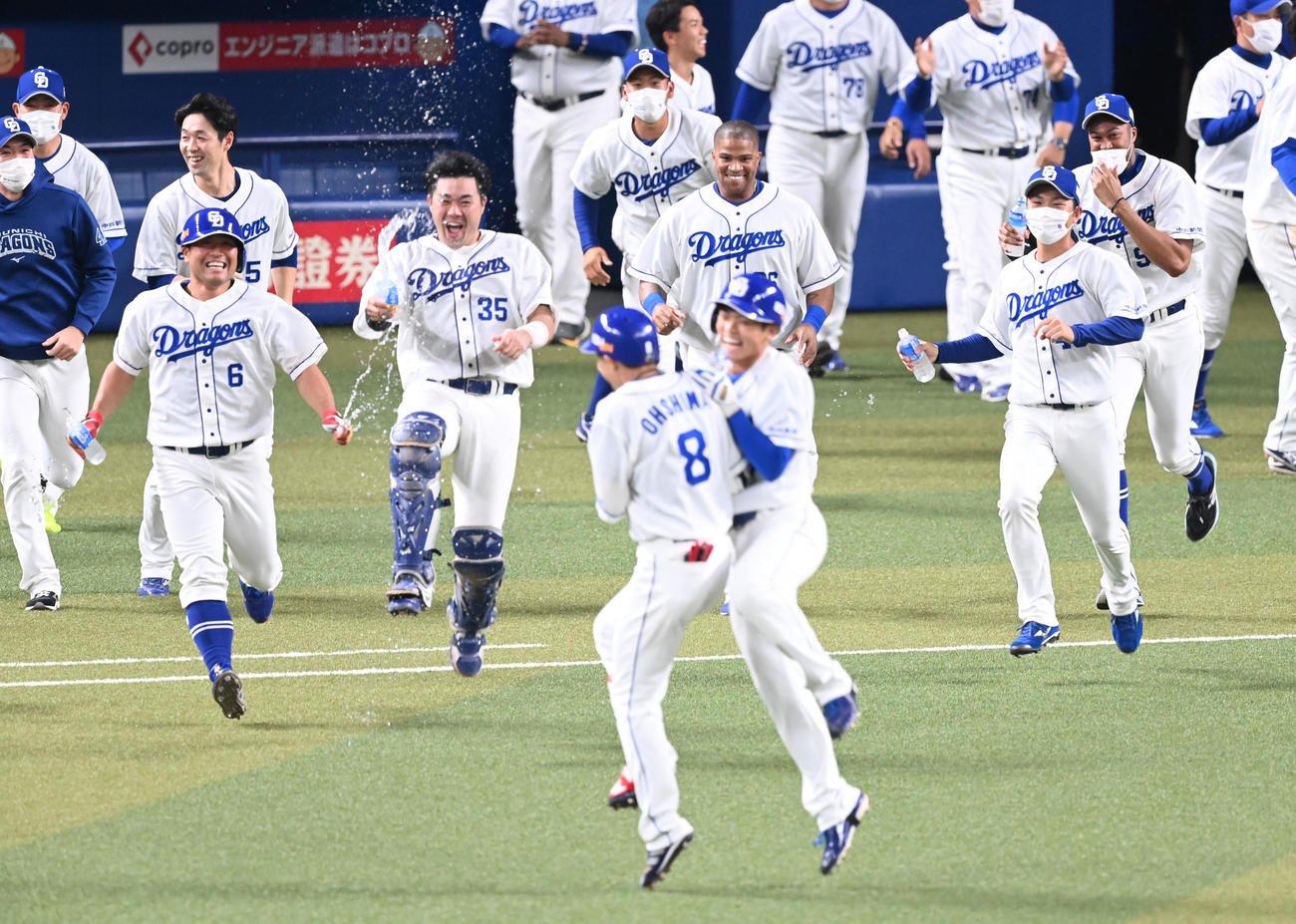 中日対阪神　サヨナラ打を放った大島（左手前）に駆け寄る中日ナイン（撮影・前岡正明）