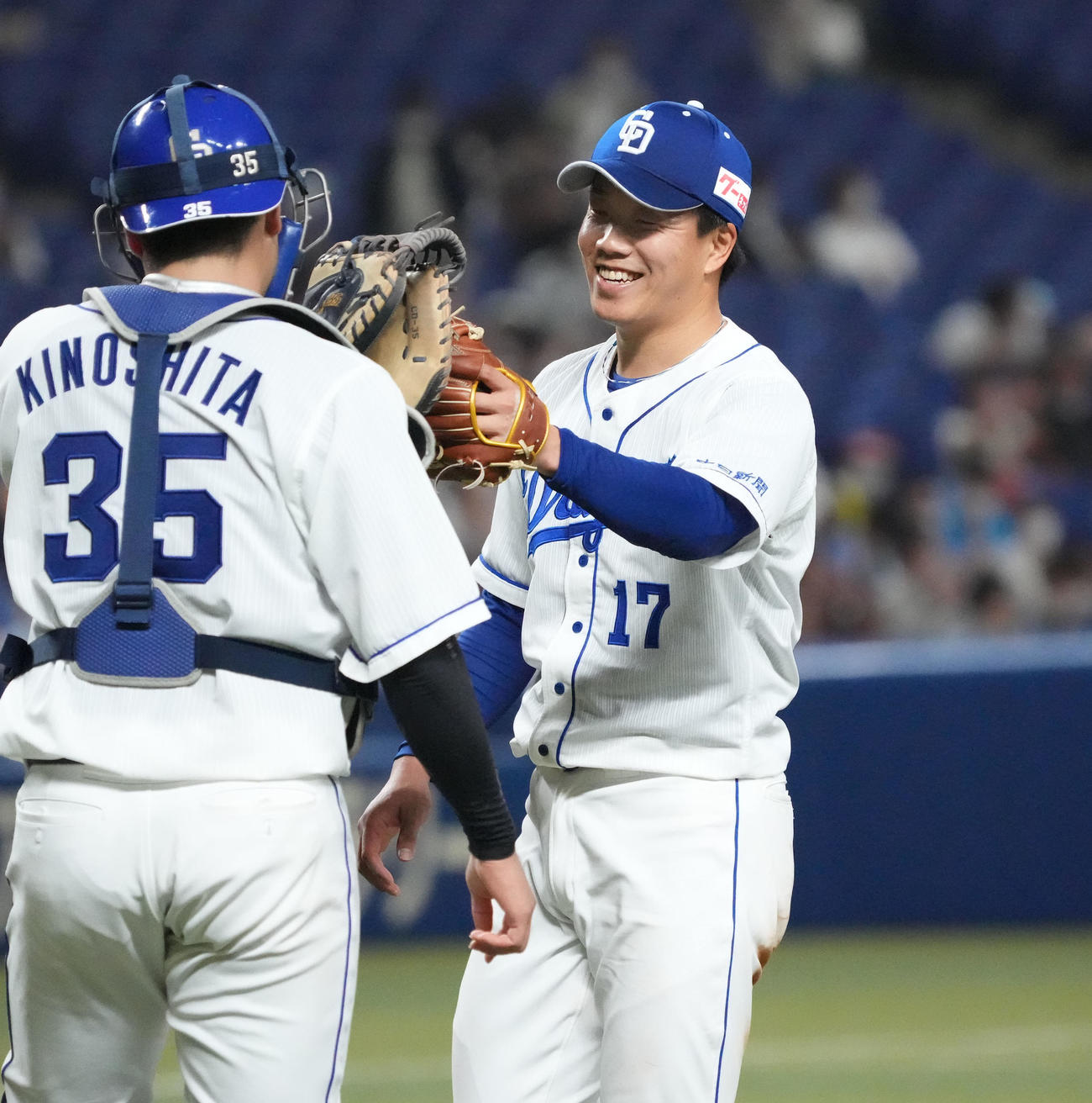 中日対阪神　試合終了、完投勝利に笑顔で木下（左）とタッチを交わす柳（右）（撮影・森本幸一）