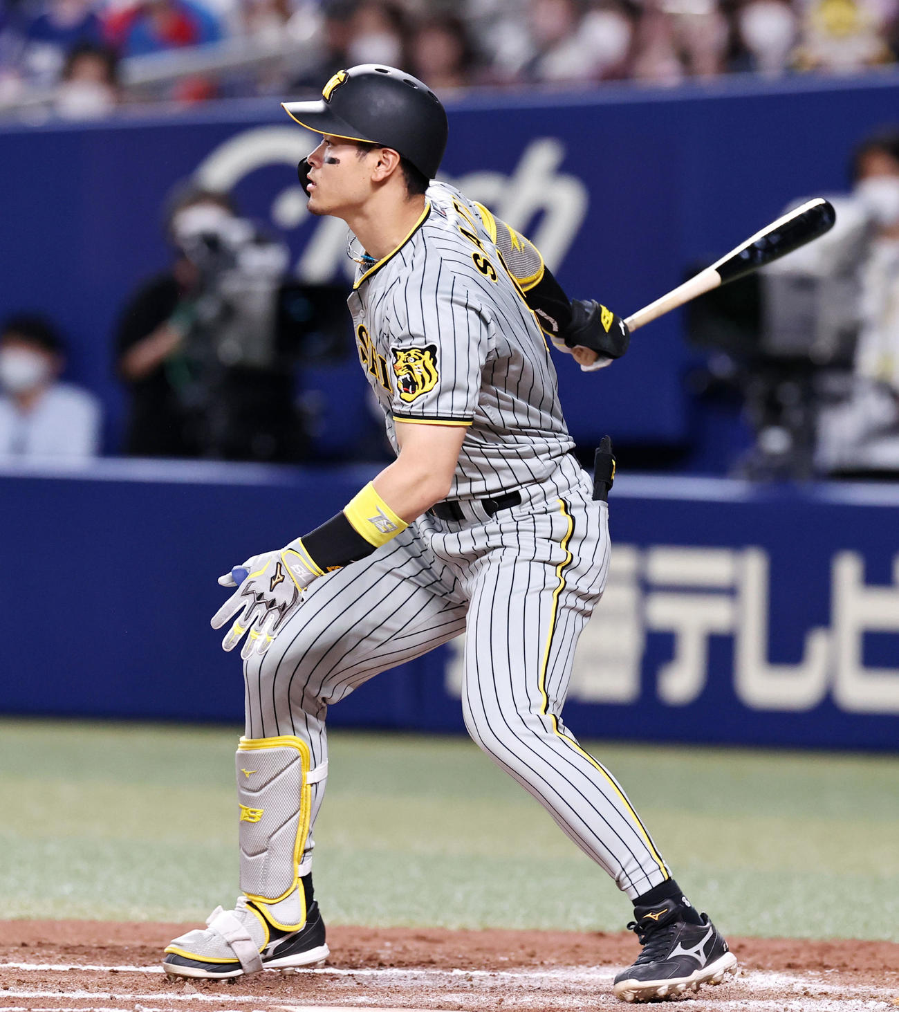 中日対阪神　6回表阪神2死一、三塁、佐藤輝は二ゴロを打つ（撮影・加藤哉）