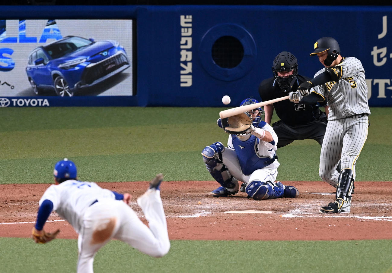 中日対阪神　9回表阪神無死一、三塁、大山は中犠飛を放つ。（撮影・前岡正明）