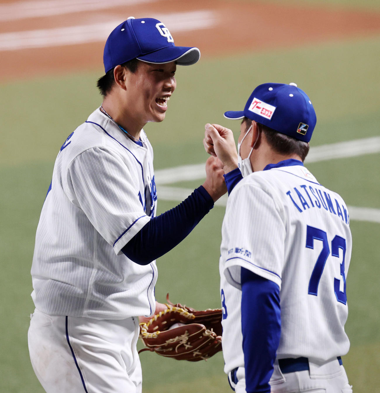 中日対阪神　完投勝利の柳（左）はベンチ前で立浪監督の出迎えを受け笑顔を見せる（撮影・加藤哉）