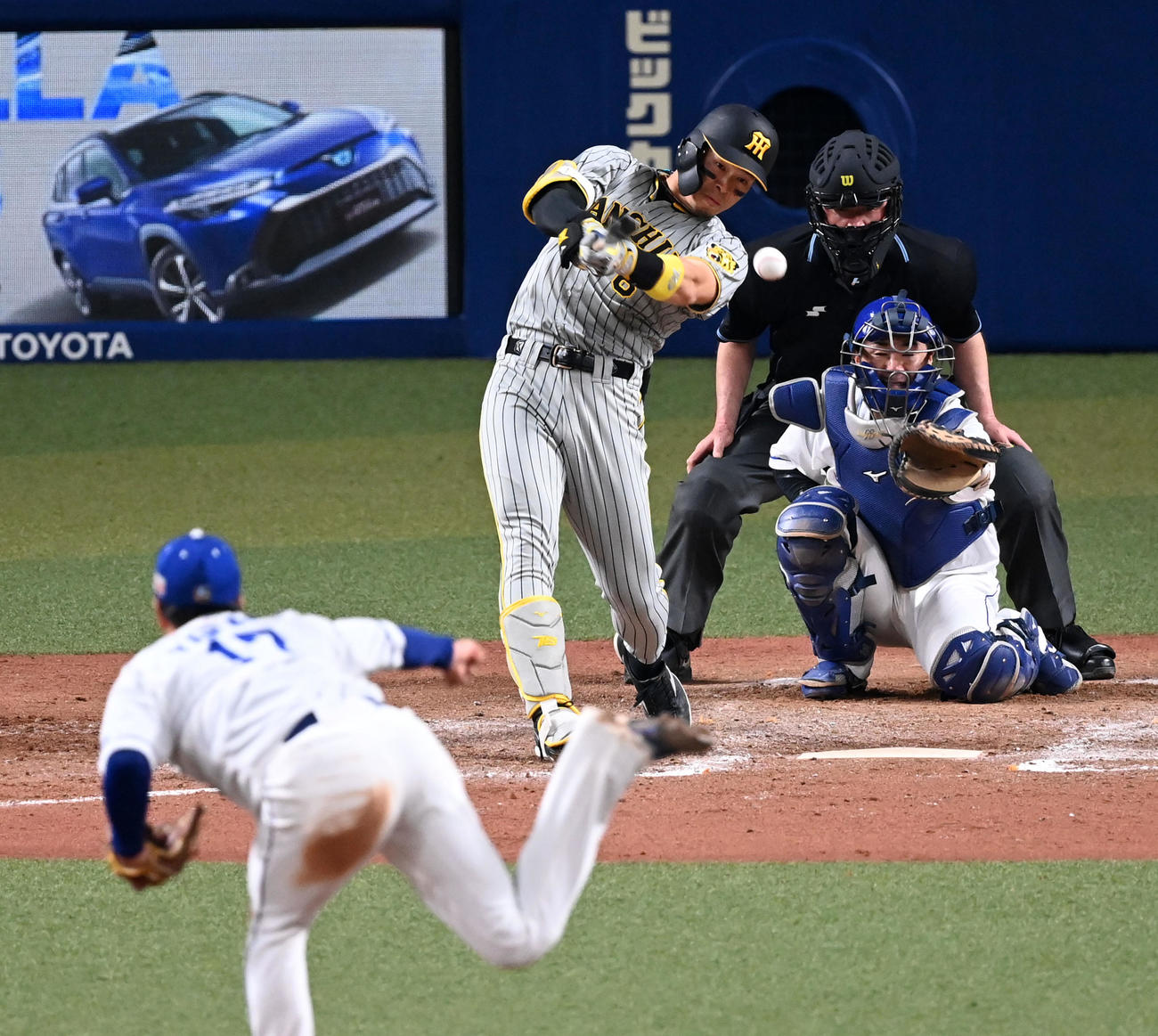 中日対阪神　9回表阪神無死、佐藤輝は中前打を放つ。投手柳（撮影・前岡正明）