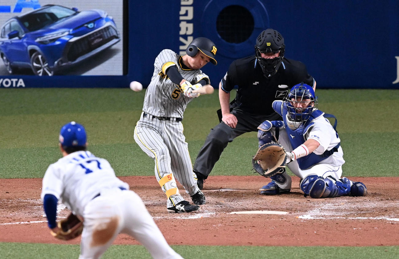 中日対阪神　9回表阪神無死一塁、近本は右前打を放つ。投手柳（撮影・前岡正明）