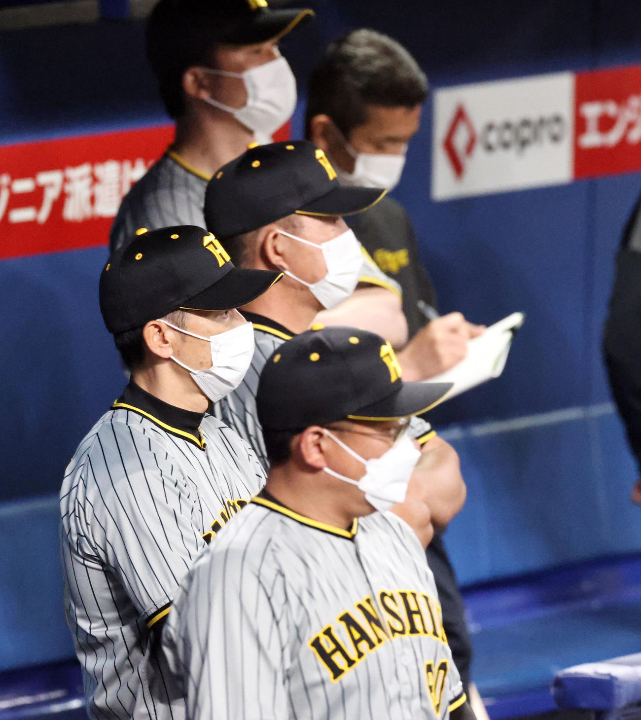 中日対阪神　2回表、ベンチから戦況を見つめる矢野監督ら首脳陣（撮影・加藤哉）