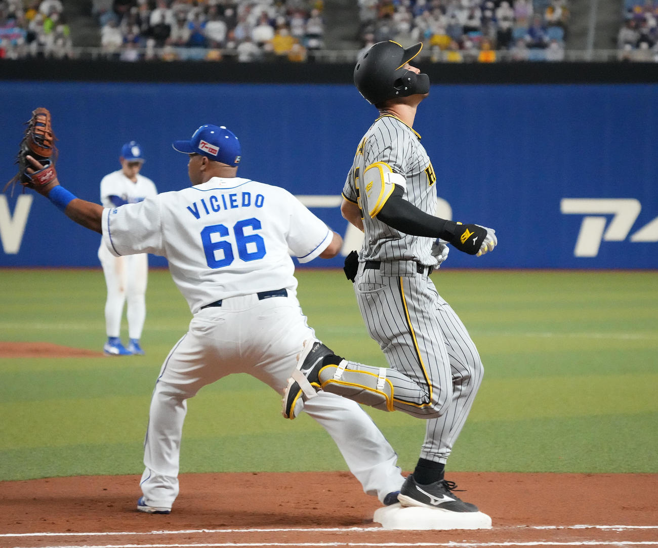 中日対阪神　4回表阪神無死一塁、二ゴロ併殺打に倒れる佐藤輝（右）（撮影・森本幸一）