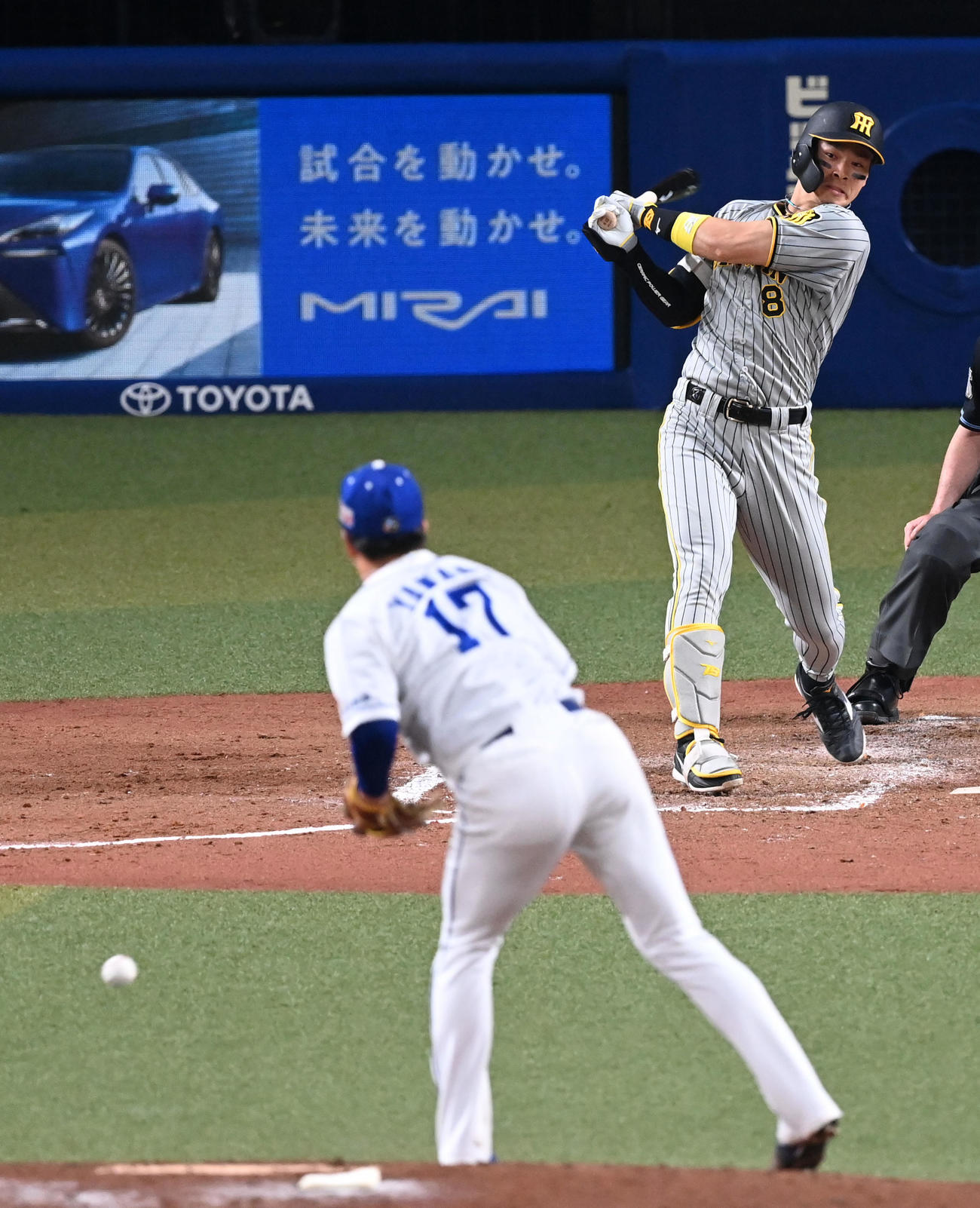 中日対阪神　4回表阪神無死一塁、佐藤輝は二塁ゴロ併殺に倒れる。投手柳（撮影・前岡正明）