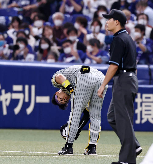 中日対阪神　6回表阪神2死一、三塁、佐藤輝は二ゴロに倒れ、悔しげにヘルメットを置く（撮影・加藤哉）