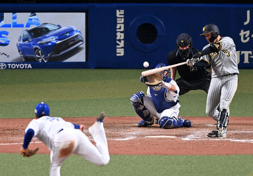 中日対阪神 9回表阪神無死一、三塁、大山は中犠飛を放つ。(撮影・前岡正明)