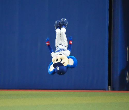 中日対阪神 勝利し華麗に舞うドアラ(撮影・森本幸一)