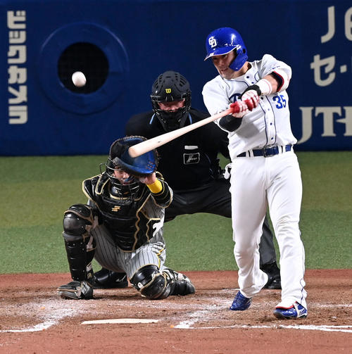 中日対阪神 3回裏中日1死二、三塁、木下は中適時2点二塁打を放つ(撮影・前岡正明)