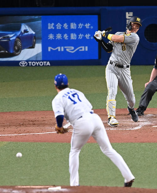 中日対阪神 4回表阪神無死一塁、佐藤輝は二塁ゴロ併殺に倒れる。投手柳(撮影・前岡正明)