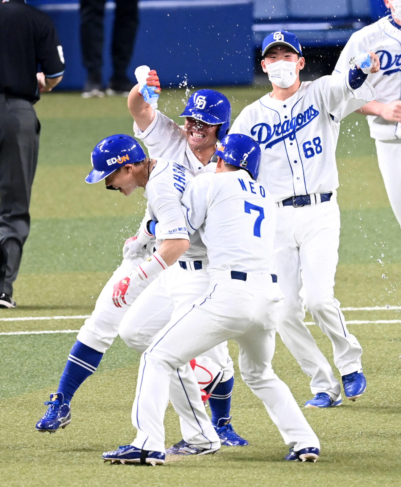 中日対阪神　10回裏中日1死一、二塁、大島（左）は右中間にサヨナラ打を放ち、根尾（右）や平田（後方中央）の手荒い祝福を受ける（撮影・前岡正明）