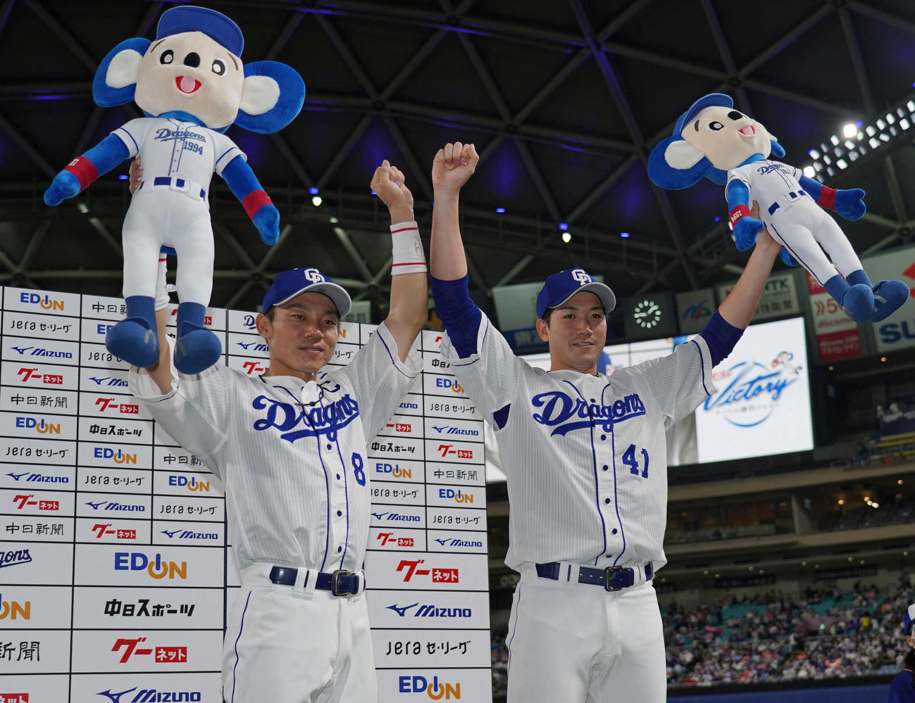 中日対阪神　ヒーローインタビューを終えポーズを決める大島（左）と勝野（撮影・森本幸一）