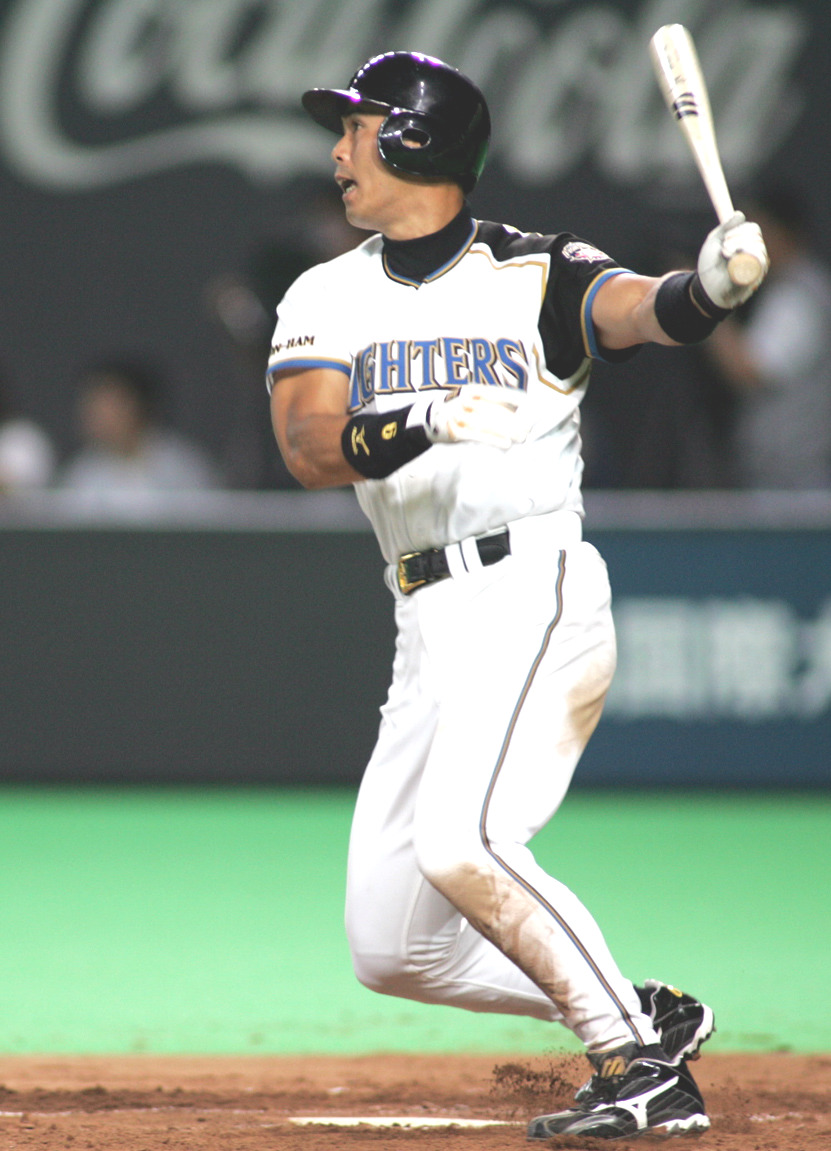 04年6月30日、日本ハム対ロッテ　2000試合出場試合で中前安打を放つ日本ハム田中幸雄